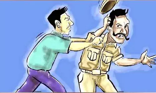 రాత్రిపూట గస్తీ చేస్తున్న పోలీసుల పై దాడి