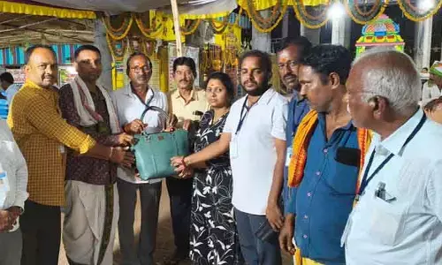 నిజాయితీ చాటుకున్న ఆలయ సిబ్బంది.. 15 తులాల బంగారం భక్తురాలికి అప్పగింత