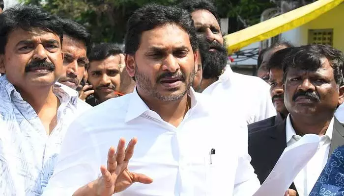 ఏపీలో పోలీసు వ్యవస్థ గాడి తప్పింది.. చంద్రబాబు ప్రభుత్వంపై జగన్ ధ్వజం ఏపీలో పోలీసు వ్యవస్థ గాడి తప్పింది.. చంద్రబాబు ప్రభుత్వంపై జగన్ ధ్వజం
