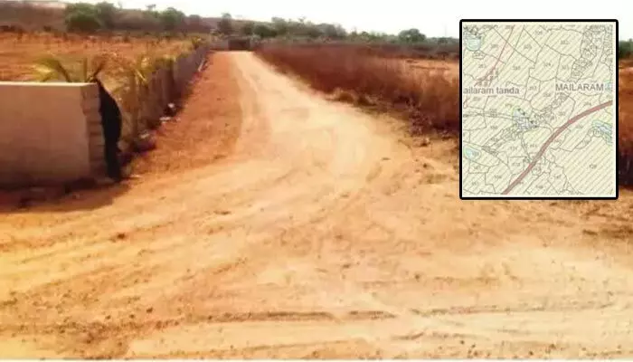 కుంటలో రోడ్డు.. బఫర్ జోన్లో ప్లాట్లు.. ఇదీ ప్రైవేట్ వెంచర్ తీరు! కుంటలో రోడ్డు.. బఫర్ జోన్లో ప్లాట్లు.. ఇదీ ప్రైవేట్ వెంచర్ తీరు!