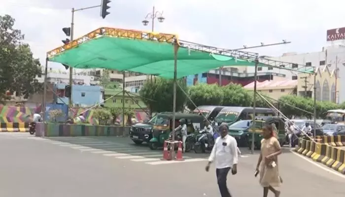 ట్రాఫిక్ సిగ్నళ్ల వద్ద ‘చల్లని’ ఊరట.. విజయవాడలో వాహనదారుల కోసం నీడనిచ్చే నెట్లు! ట్రాఫిక్ సిగ్నళ్ల వద్ద ‘చల్లని’ ఊరట.. విజయవాడలో వాహనదారుల కోసం నీడనిచ్చే నెట్లు!