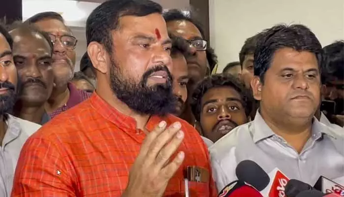 నాసిక్ టీసీఎస్ కేసులో ఒవైసీని అరెస్ట్ చేయాలి: ఎమ్మెల్యే రాజాసింగ్ నాసిక్ టీసీఎస్ కేసులో ఒవైసీని అరెస్ట్ చేయాలి: ఎమ్మెల్యే రాజాసింగ్