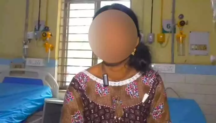 జడ్పీటీసీ లైంగిక వేధింపులు : అవుట్ సోర్స్ ఉద్యోగి ఆత్మహత్యాయత్నం జడ్పీటీసీ లైంగిక వేధింపులు : అవుట్ సోర్స్ ఉద్యోగి ఆత్మహత్యాయత్నం