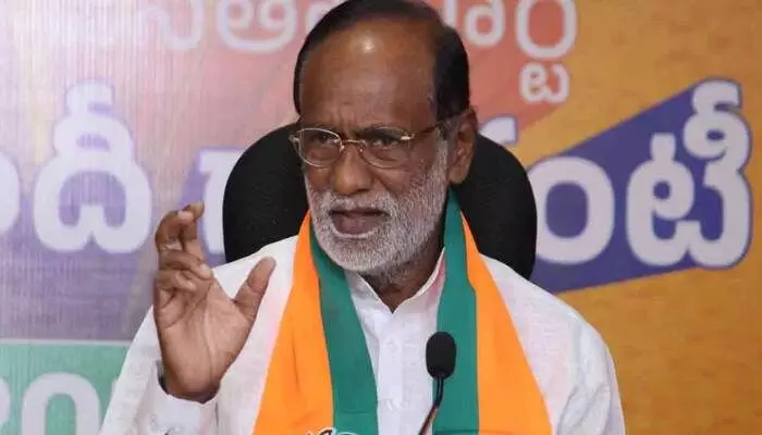 కాంగ్రెస్ అంటే ముస్లింలు.. ముస్లింలు అంటే కాంగ్రెస్ అని సీఎం చెబుతున్నాడు: ఎంపీ లక్ష్మణ్ ఫైర్ కాంగ్రెస్ అంటే ముస్లింలు.. ముస్లింలు అంటే కాంగ్రెస్ అని సీఎం చెబుతున్నాడు: ఎంపీ లక్ష్మణ్ ఫైర్