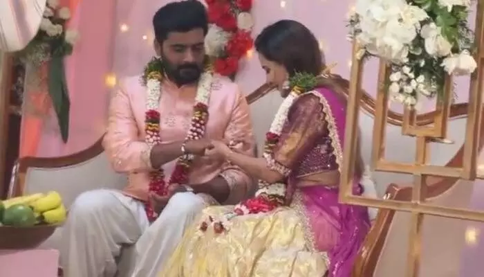 ఎంగేజ్మెంట్ పై ట్విస్ట్ ఇచ్చిన అషు రెడ్డి.. అందర్నీ గొర్రెల్ని చేసిందిగా ఎంగేజ్మెంట్ పై ట్విస్ట్ ఇచ్చిన అషు రెడ్డి.. అందర్నీ గొర్రెల్ని చేసిందిగా