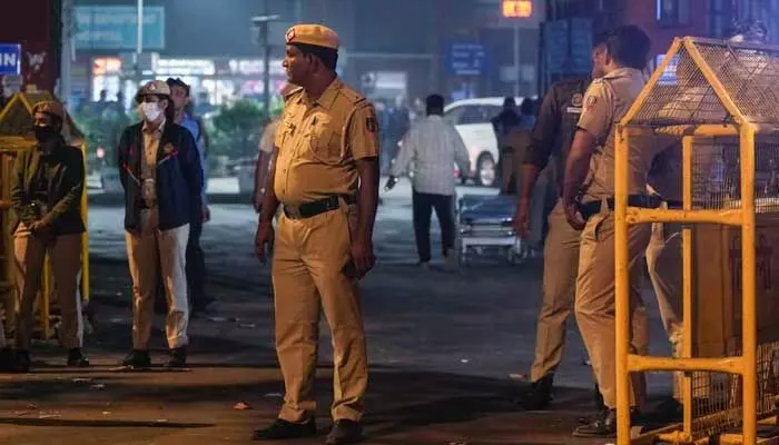 అర్థరాత్రి ఢిల్లీలో హై అలర్ట్! అర్థరాత్రి ఢిల్లీలో హై అలర్ట్!