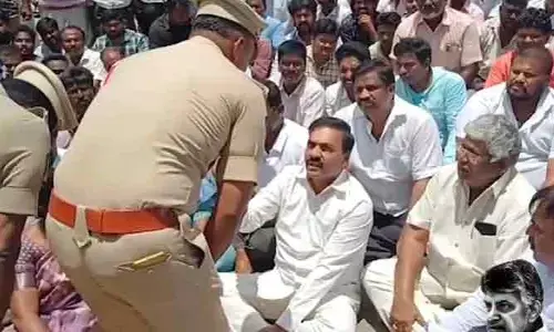 పొదలకూరు పోలీస్ స్టేషన్ ఎదుట కాకాణి ఆందోళన.. ఉద్రిక్తత