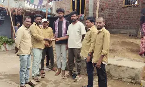 అనారోగ్యం తో మ‌ర‌ణించిన ఆటో డ్రైవ‌ర్..!
