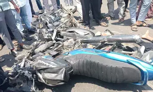 రోడ్డు ప్రమాదంలో ఇద్దరు మృతి