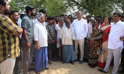 కొనుగోలు కేంద్రాల్లో రైతుల అవస్థలు