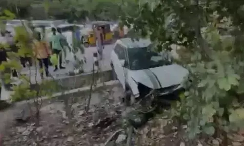 ఔటర్ రింగ్ సబ్ వే రోడ్డుపై కారు ప్రమాదం