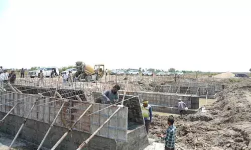 రూ. 6కోట్ల 40 ల‌క్ష‌ల‌తో నిర్మిస్తున్న బ్రిడ్జీ ప‌నులు ప‌రిశీలించిన మంత్రి