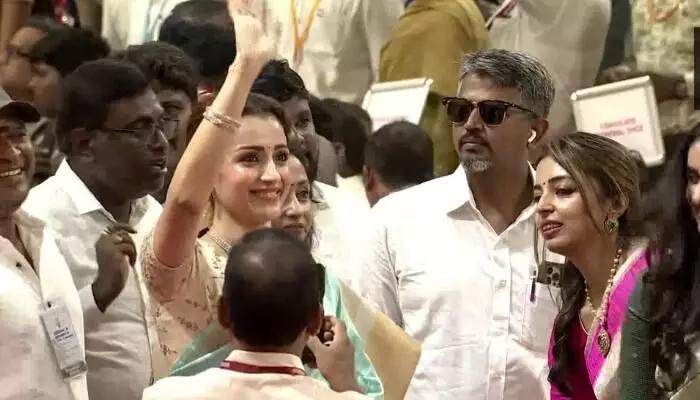 విజయ్ ప్రమాణస్వీకారానికి త్రిష.. వీర లెవల్లో ఎంట్రీ.. నెట్టింట వైరల్ విజయ్ ప్రమాణస్వీకారానికి త్రిష.. వీర లెవల్లో ఎంట్రీ.. నెట్టింట వైరల్