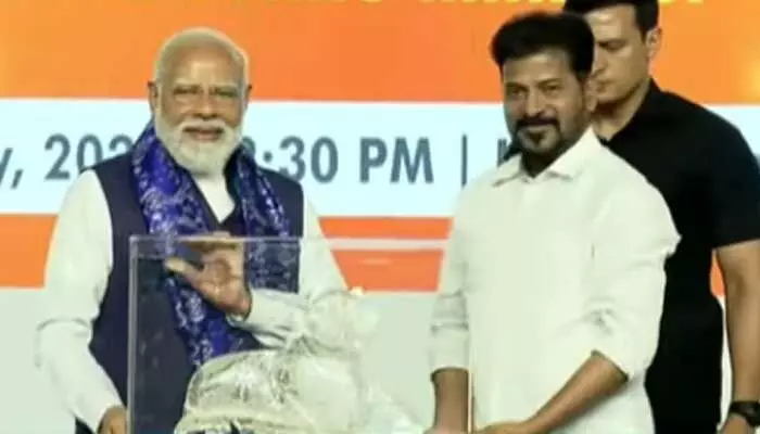 ఒకే వేదికపై ప్రధాని మోడీ, సీఎం రేవంత్ రెడ్డి ఒకే వేదికపై ప్రధాని మోడీ, సీఎం రేవంత్ రెడ్డి