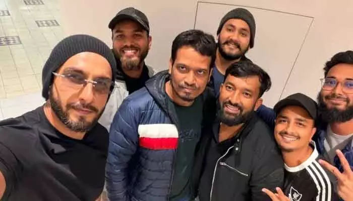 షారుఖ్ ఖాన్ ‘కింగ్’ సెట్స్లో రణ్వీర్ సింగ్ ఎంట్రీ.. చర్చనీయాంశంగా మారిన ఫొటోలు షారుఖ్ ఖాన్ ‘కింగ్’ సెట్స్లో రణ్వీర్ సింగ్ ఎంట్రీ.. చర్చనీయాంశంగా మారిన ఫొటోలు
