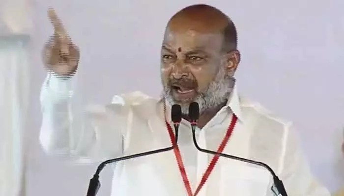 భయపడటానికి ఫామ్హౌస్లో ఎలుకను కాదు.. బండి సంజయ్ హాట్ కామెంట్స్ భయపడటానికి ఫామ్హౌస్లో ఎలుకను కాదు.. బండి సంజయ్ హాట్ కామెంట్స్