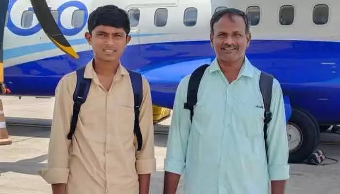 మాట నిలబెట్టుకున్న మాస్టారు: టెన్త్ టాపర్కు విమాన ప్రయాణం బహుమతి మాట నిలబెట్టుకున్న మాస్టారు: టెన్త్ టాపర్కు విమాన ప్రయాణం బహుమతి