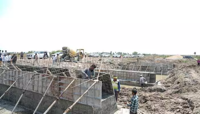 రూ. 6కోట్ల 40 లక్షలతో నిర్మిస్తున్న బ్రిడ్జీ పనులు పరిశీలించిన మంత్రి రూ. 6కోట్ల 40 లక్షలతో నిర్మిస్తున్న బ్రిడ్జీ పనులు పరిశీలించిన మంత్రి