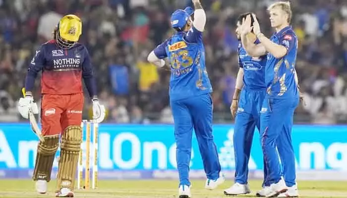 MI Vs RCB: కోహ్లీ గోల్డెన్ డక్.. ఉత్కంఠగా సాగుతున్న ఆర్సీబీ ఛేజింగ్ MI Vs RCB: కోహ్లీ గోల్డెన్ డక్.. ఉత్కంఠగా సాగుతున్న ఆర్సీబీ ఛేజింగ్