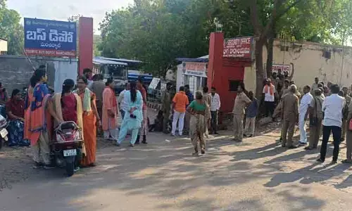 బస్ డిపో ఎదుట డ్రైవర్ల ఆందోళన