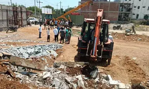 అనుమతిలేని నిర్మాణాలపై మున్సిపల్ కొరడా..