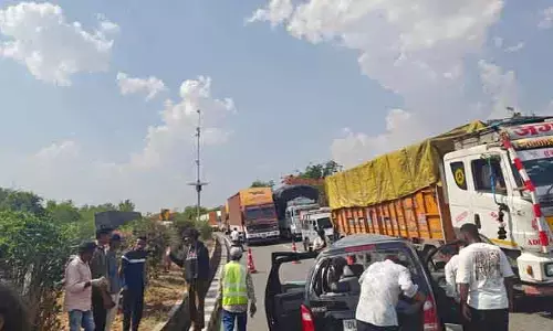 హైవే పై కారు బోల్తా.. న‌లుగురికి గాయాలు