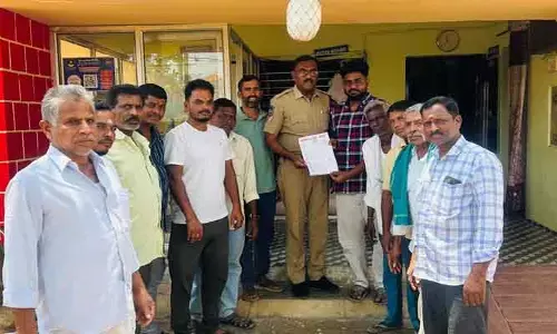 హిజ్రాలను గ్రామంలోకి అనుమ‌తించ‌వ‌ద్ద‌ని పోలీస్ స్టేష‌న్ లో ఫిర్యాదు