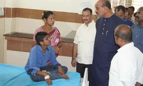 ఆస్పత్రిలో మంత్రి ఆకస్మిక తనిఖీ.. 44 మంది సిబ్బంది తీరుపై  తీవ్ర ఆగ్రహం