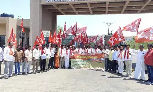 కొనుగోలు కేంద్రాలలో జరుగుతున్న దోపిడీని అరికట్టాలి.. కలెక్టర్‌కు వినతిపత్రం అందజేత