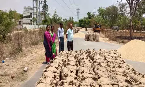 ధాన్యం కొనుగోలు లో లారీల కొరత...