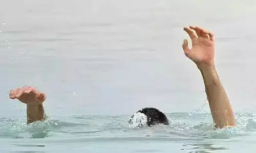 కాకాని చెరువులో ఇద్దరు యువకుల గల్లంతు