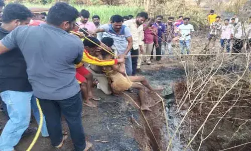 ప్రమాదవశాత్తు వ్యవసాయ బావిలో  పడిపోయిన వ్యక్తిని రక్షించిన ఫైర్ సిబ్బంది