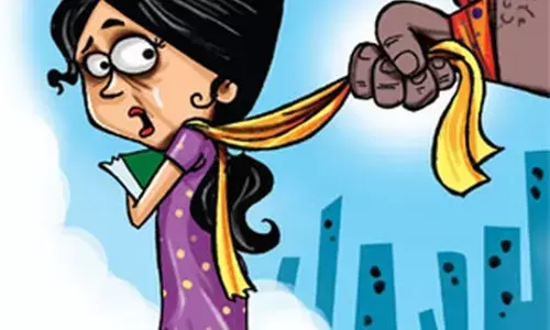 నిగ్గదీసి అడిగినా.. సిగ్గురాని ఆకతాయిలు!