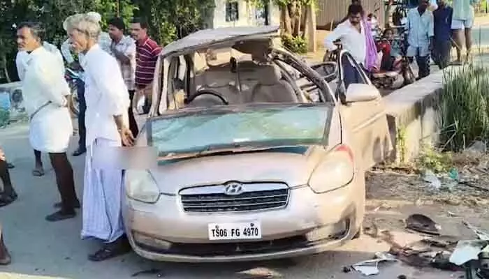 మహబూబ్నగర్ జిల్లాలో ఘోర రోడ్డు ప్రమాదం.. కారు, బైక్ ఢీకొని ఐదుగురు దుర్మరణం మహబూబ్నగర్ జిల్లాలో ఘోర రోడ్డు ప్రమాదం.. కారు, బైక్ ఢీకొని ఐదుగురు దుర్మరణం
