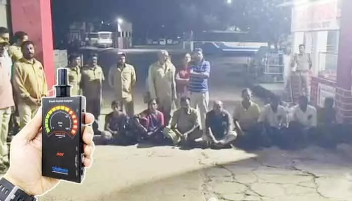 బ్రీత్ అనలైజర్ టెస్ట్ రచ్చ.. మంచిర్యాల డిపో ఎదుట ఆర్టీసీ డ్రైవర్ల ఆందోళన బ్రీత్ అనలైజర్ టెస్ట్ రచ్చ.. మంచిర్యాల డిపో ఎదుట ఆర్టీసీ డ్రైవర్ల ఆందోళన