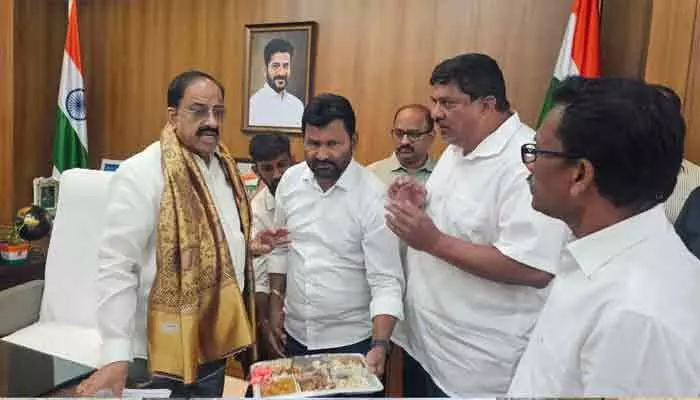 కరీంనగర్ మార్కెట్ను రాష్ట్రానికే రోల్ మోడల్గా తీర్చిదిద్దాలి: మంత్రి తుమ్మల కరీంనగర్ మార్కెట్ను రాష్ట్రానికే రోల్ మోడల్గా తీర్చిదిద్దాలి: మంత్రి తుమ్మల