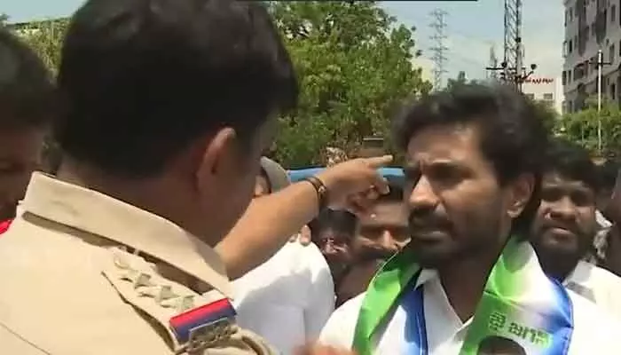 రాజమండ్రిలో ఉద్రిక్తత.. పోలీసులతో మాజీ ఎంపీ భరత్ వాగ్వాదం రాజమండ్రిలో ఉద్రిక్తత.. పోలీసులతో మాజీ ఎంపీ భరత్ వాగ్వాదం