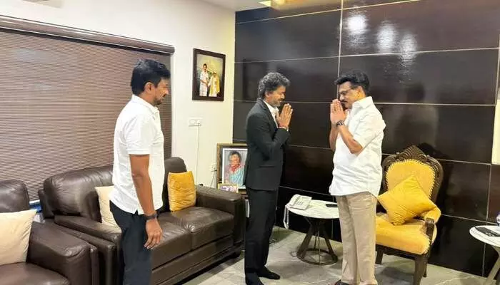 ఎంకే స్టాలిన్ ఇంటికి వెళ్లి కలిసిన సీఎం విజయ్ ఎంకే స్టాలిన్ ఇంటికి వెళ్లి కలిసిన సీఎం విజయ్
