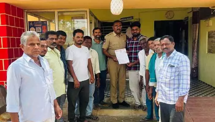 హిజ్రాలను గ్రామంలోకి అనుమతించవద్దని పోలీస్ స్టేషన్ లో ఫిర్యాదు హిజ్రాలను గ్రామంలోకి అనుమతించవద్దని పోలీస్ స్టేషన్ లో ఫిర్యాదు