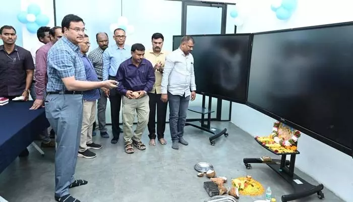 Hydra: చెరువుల కబ్జాలకు చెక్.. హైడ్రా హైటెక్ సర్వైలెన్స్ ప్రారంభం Hydra: చెరువుల కబ్జాలకు చెక్.. హైడ్రా హైటెక్ సర్వైలెన్స్ ప్రారంభం