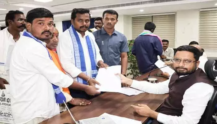 నకిలీ సర్టిఫికెట్లు.. నకిలీ స్టాంపుల అక్రమార్కులను గుర్తించి వెంటనే చర్యలు తీసుకోవాలి నకిలీ సర్టిఫికెట్లు.. నకిలీ స్టాంపుల అక్రమార్కులను గుర్తించి వెంటనే చర్యలు తీసుకోవాలి