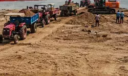 రెచ్చిపోతున్న ఇసుక మాఫియా..నెంబర్ ప్లేట్ లేని ట్రాక్టర్లతో