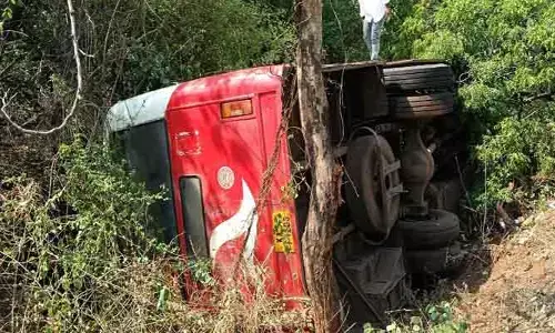 ఘోర రోడ్డు ప్రమాదం.. ఐదుగురు మృతి, నలుగురి పరిస్థితి విషమం