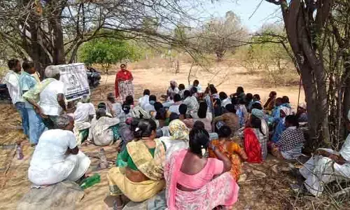 మ‌హిళ‌ల ఆర్థిక సాధికార‌తే ప్ర‌భుత్వ ల‌క్ష్యం : మహిళా సాధికార కేంద్రం సిబ్బంది సుమ