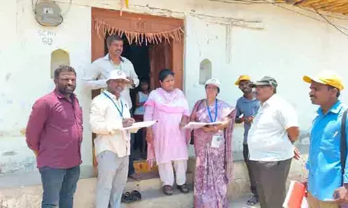 స్వీయ జనగణన పరిశీలించిన ఎంపీడీవో బాలకృష్ణ