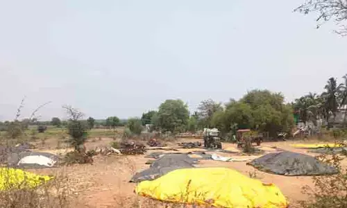 వసతులు లేక ఇబ్బందులు పడుతున్న రైతులు