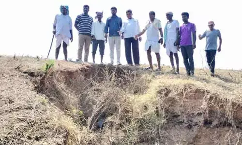 ప్రమాదకరంగా పెద్దేముల్ పెద్ద చెరువు కట్ట..