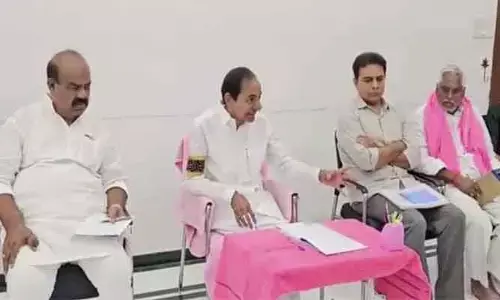 ఎర్రవెల్లిలో కేసీఆర్ కీలక సమావేశం.. పార్టీ బలోపేతంపై ఫోకస్