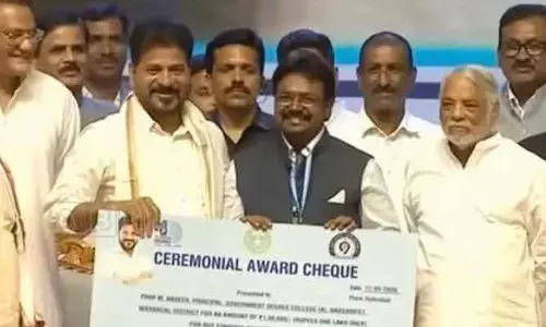 రేవంత్ రెడ్డి చేతుల మీదుగా తెలంగాణ ‘ఉత్తమ ప్రిన్సిపల్’ అవార్డు అందుకున్న డాక్టర్ మల్లం నవీన్