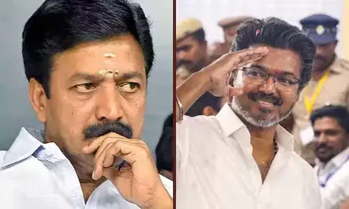 అన్నాడీఎంకే రెబల్ ఎమ్మెల్యేలతో సీఎం విజయ్ భేటీ